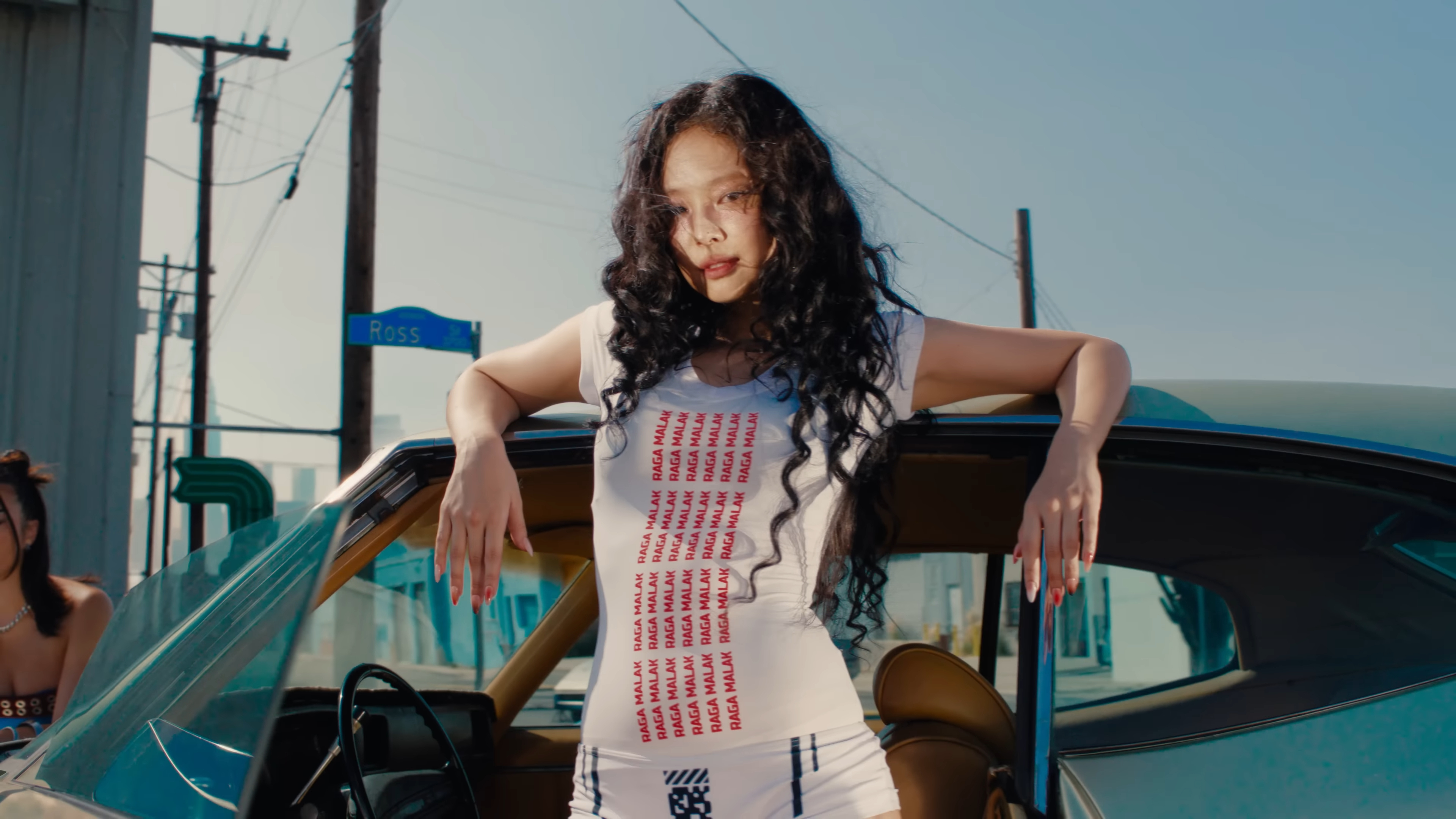 제니의 첫 솔로곡 ‘Mantra’ 앨범 커버를 장식한 착장은 라가 말락(RAGA MALAK)의 제품